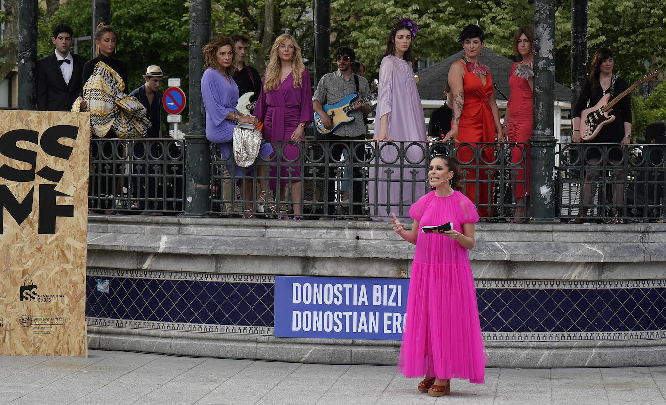 Un desfile multicolor en la Plaza Easo de San Sebastián