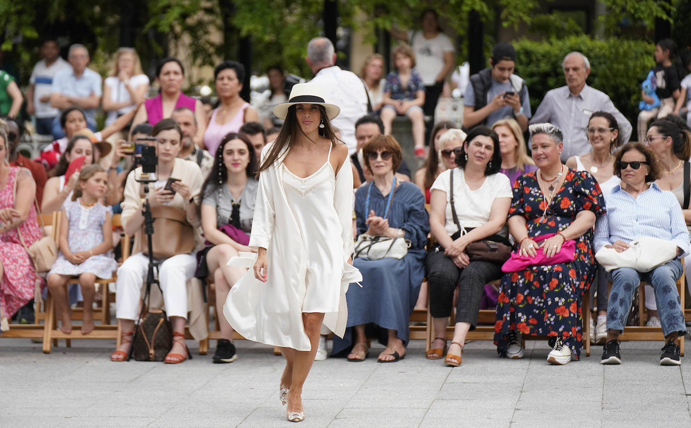 Un desfile multicolor en la Plaza Easo de San Sebastián