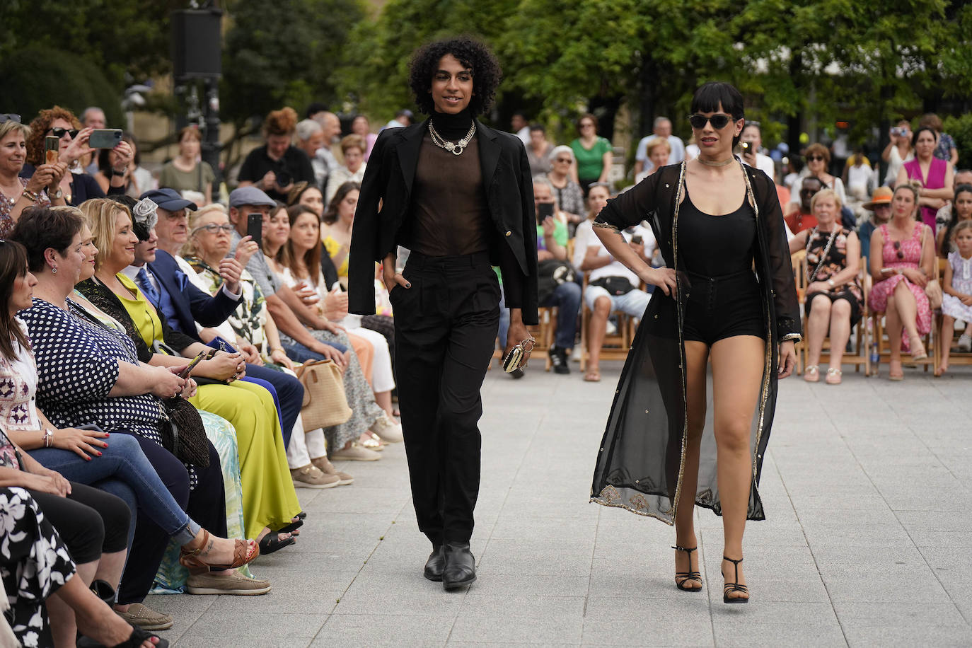 Un desfile multicolor en la Plaza Easo de San Sebastián