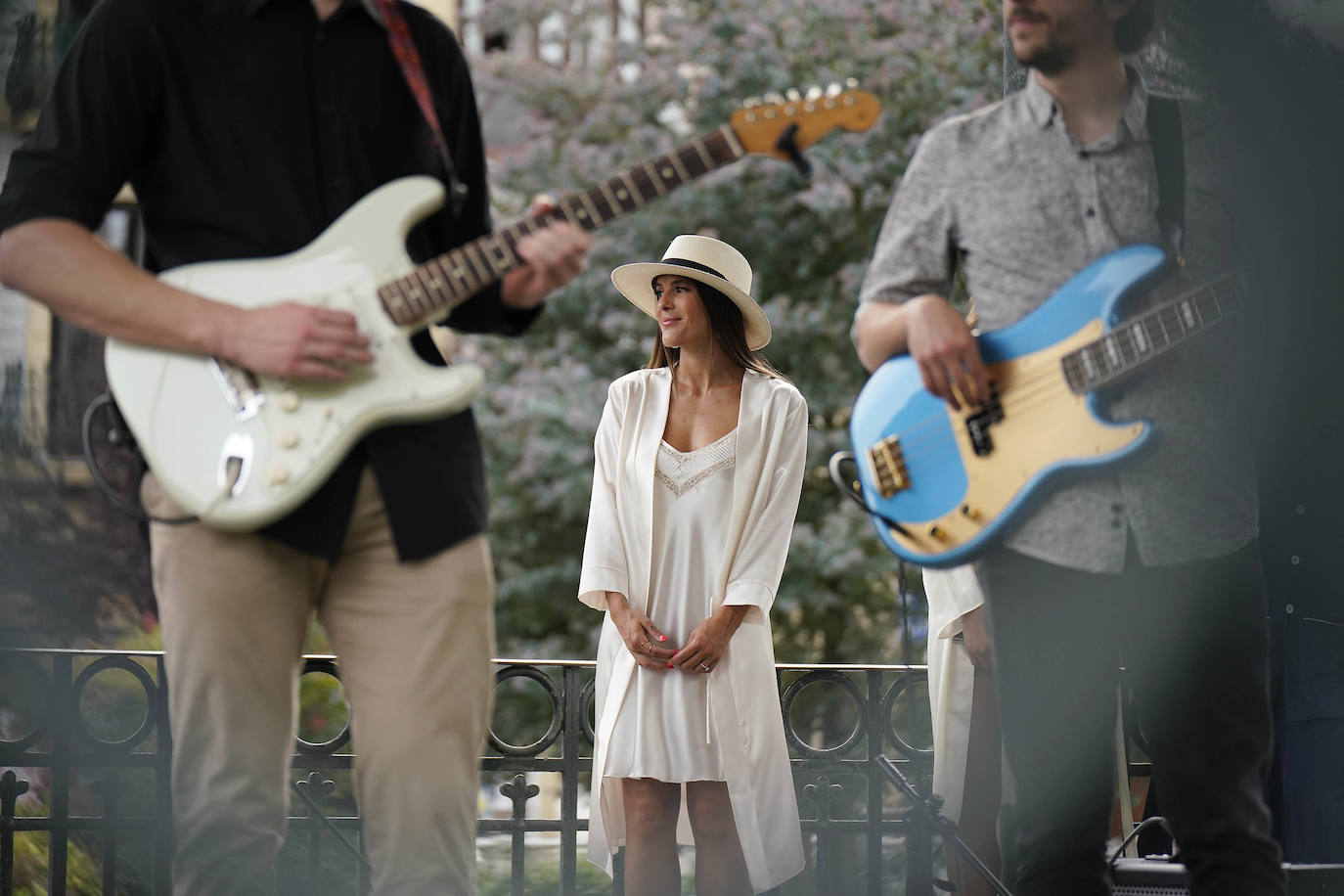 Un desfile multicolor en la Plaza Easo de San Sebastián