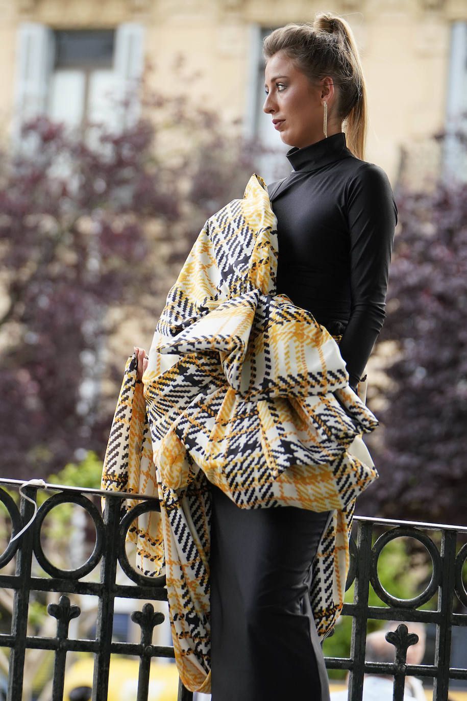 Un desfile multicolor en la Plaza Easo de San Sebastián