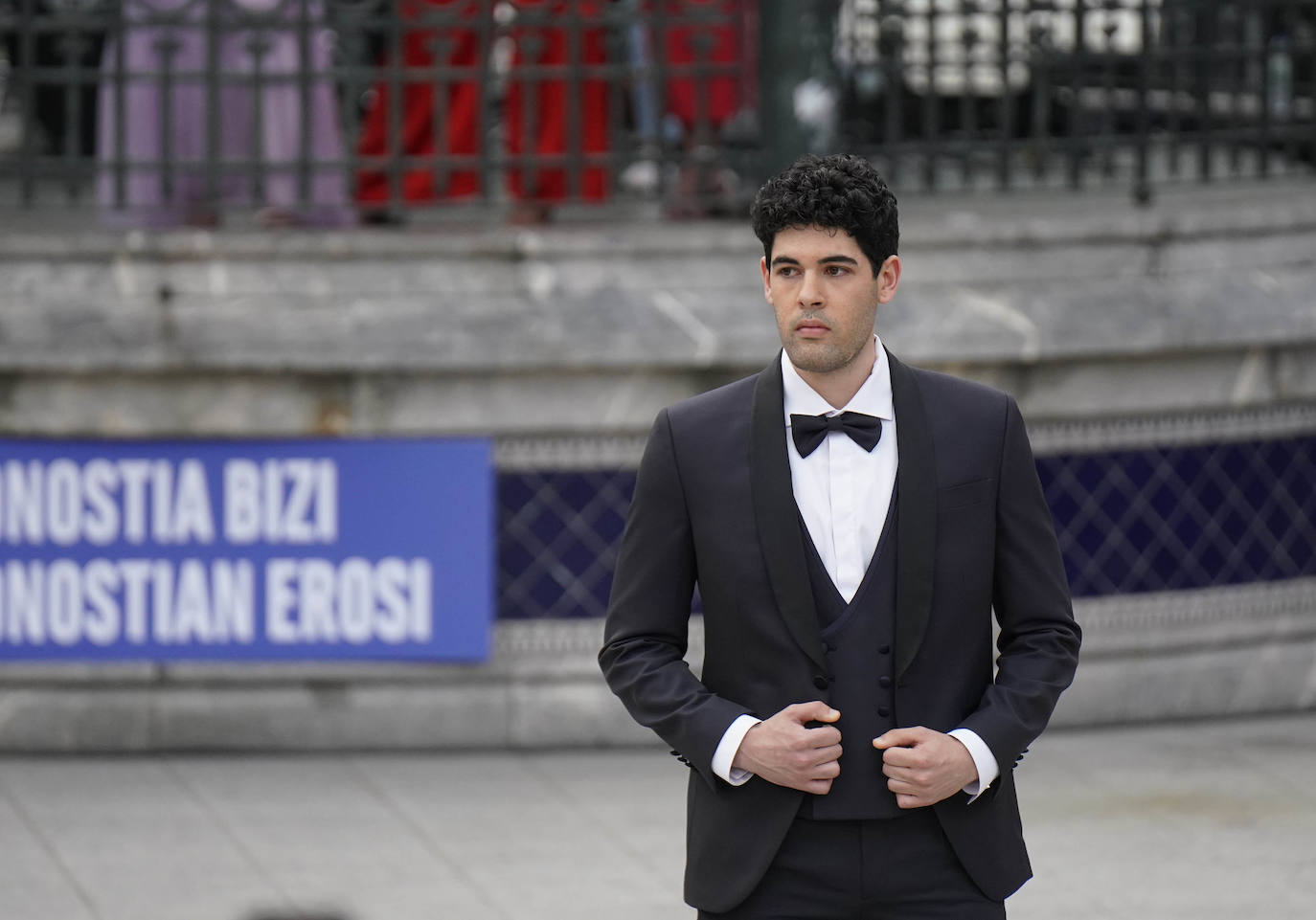 Un desfile multicolor en la Plaza Easo de San Sebastián