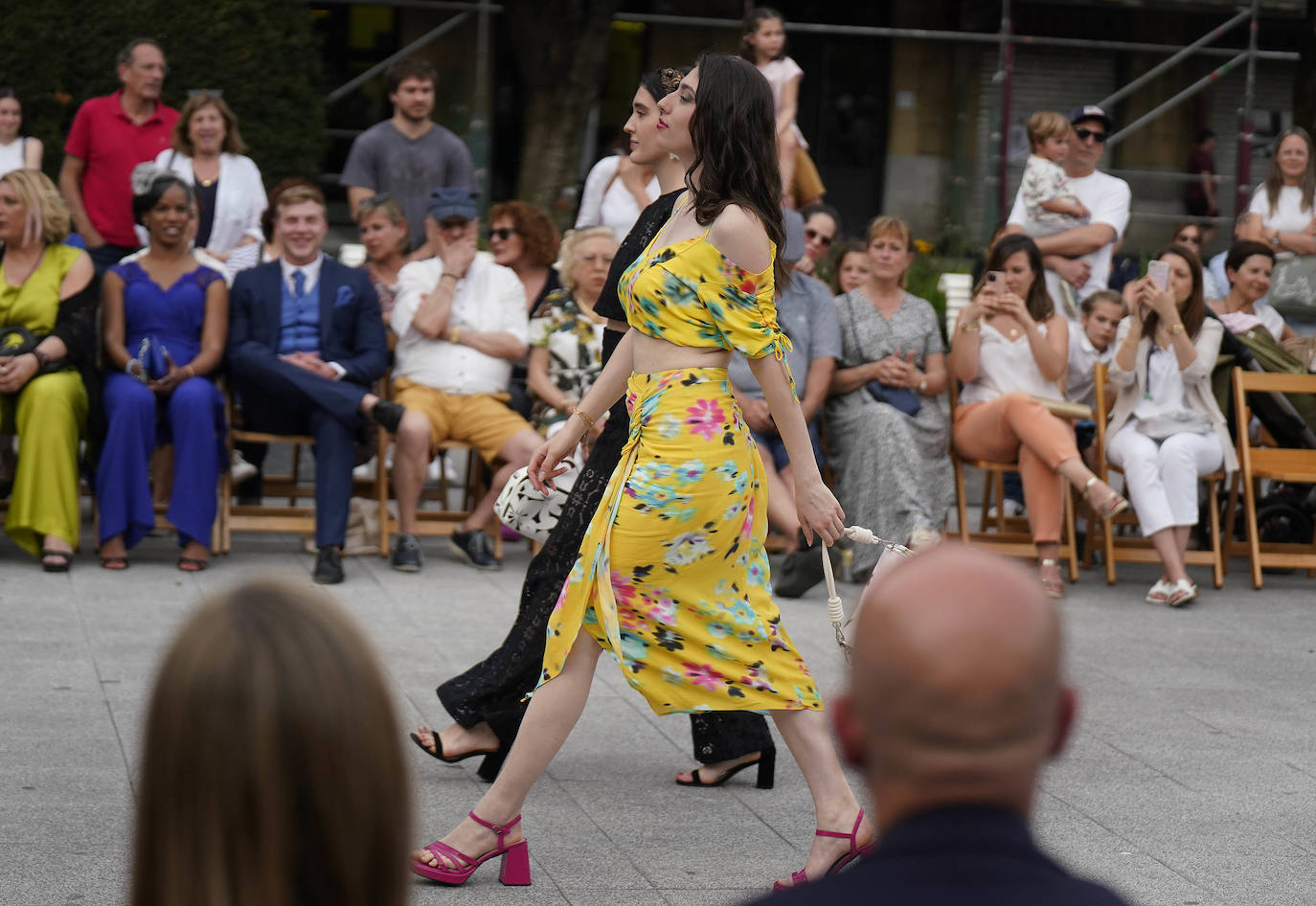 Un desfile multicolor en la Plaza Easo de San Sebastián