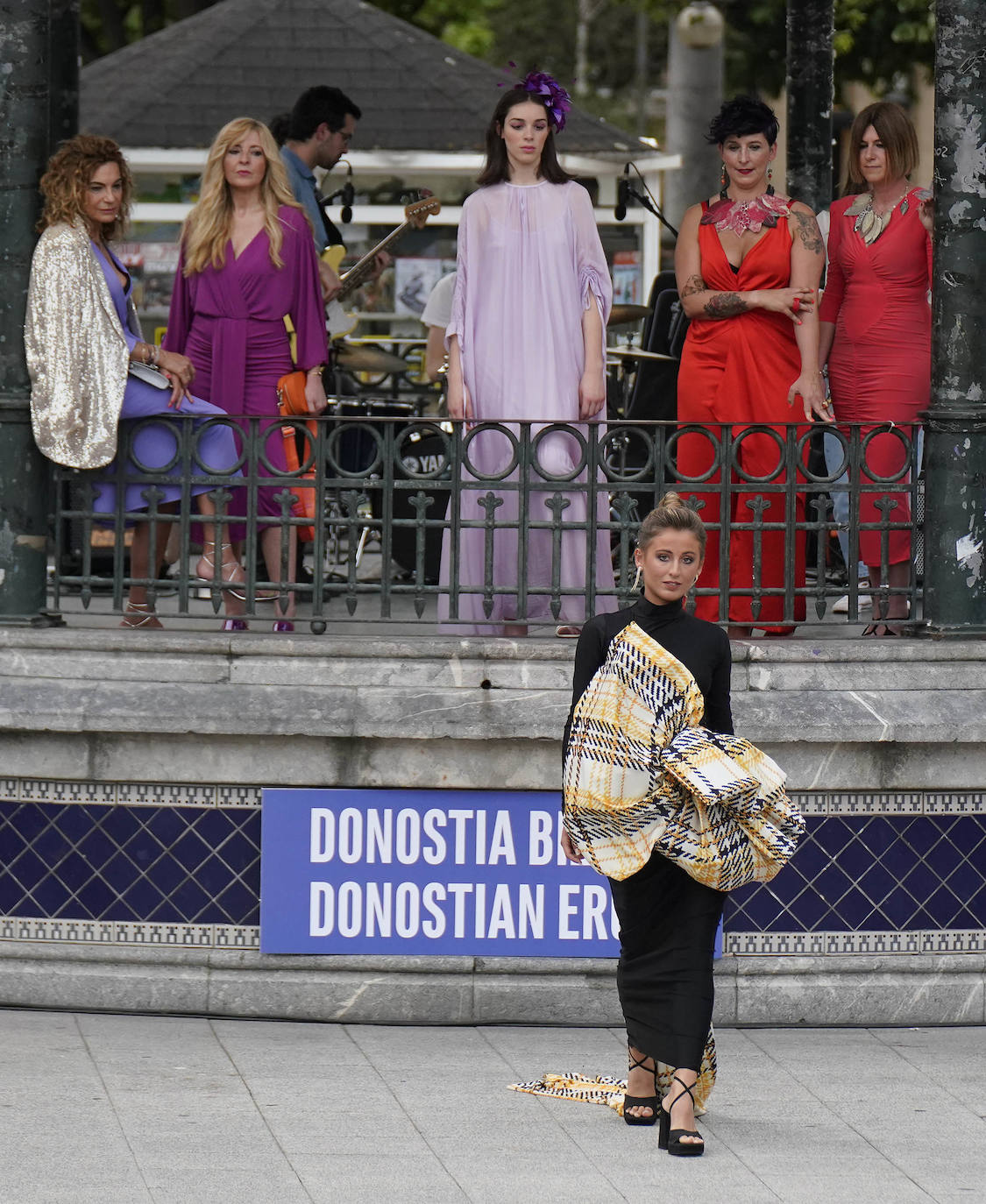Un desfile multicolor en la Plaza Easo de San Sebastián