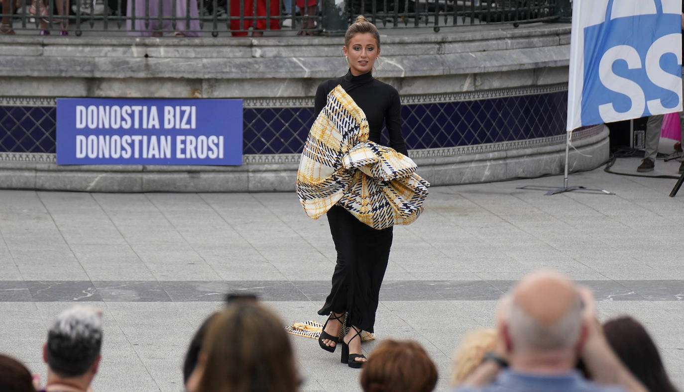 Un desfile multicolor en la Plaza Easo de San Sebastián