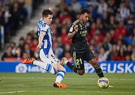 Igor Zubeldia trata de robar un balón a Rodrygo el martes en el Reale Arena.