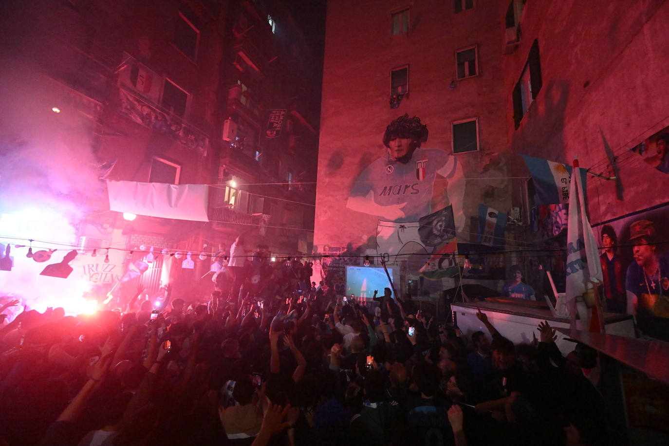 El Nápoles gana el Scudetto y desata la locura entre sus tifosi