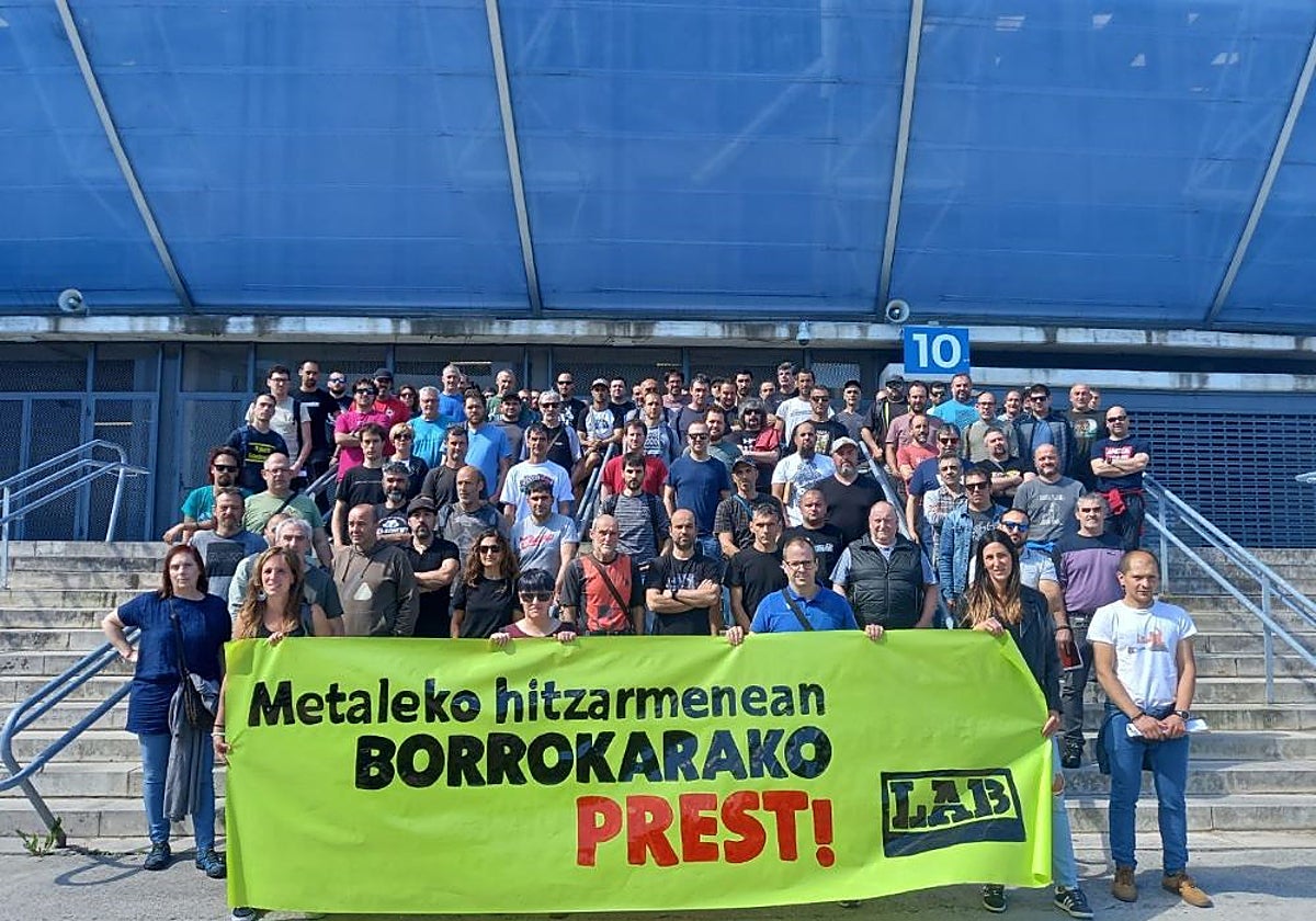 Protesta de LAB en favor de un nuevo convenio del Metal, ante el estadio de Anoeta de Donostia.
