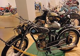 Algunas de las motos expuestas en Aroztegi.