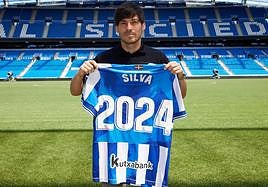 David Silva posa con una camiseta de la Real con el dorsal 2024 relativo al año de finalización de su nuevo contrato.