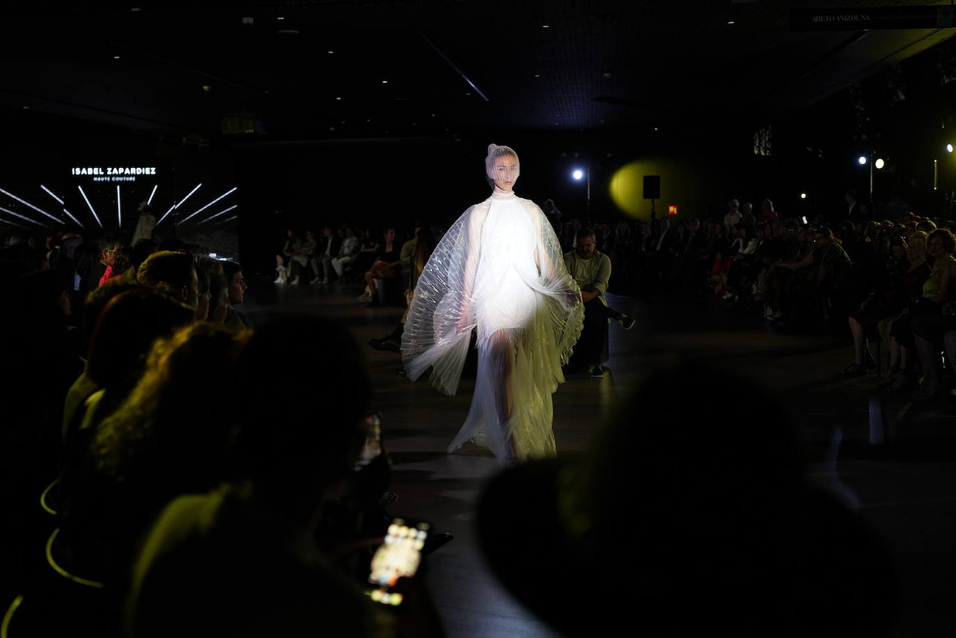 Diez estrellas deslumbran en Balenciaga