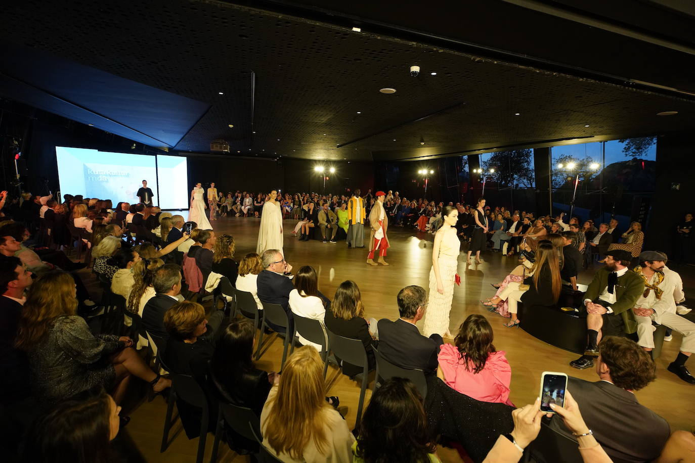 Diez estrellas deslumbran en Balenciaga