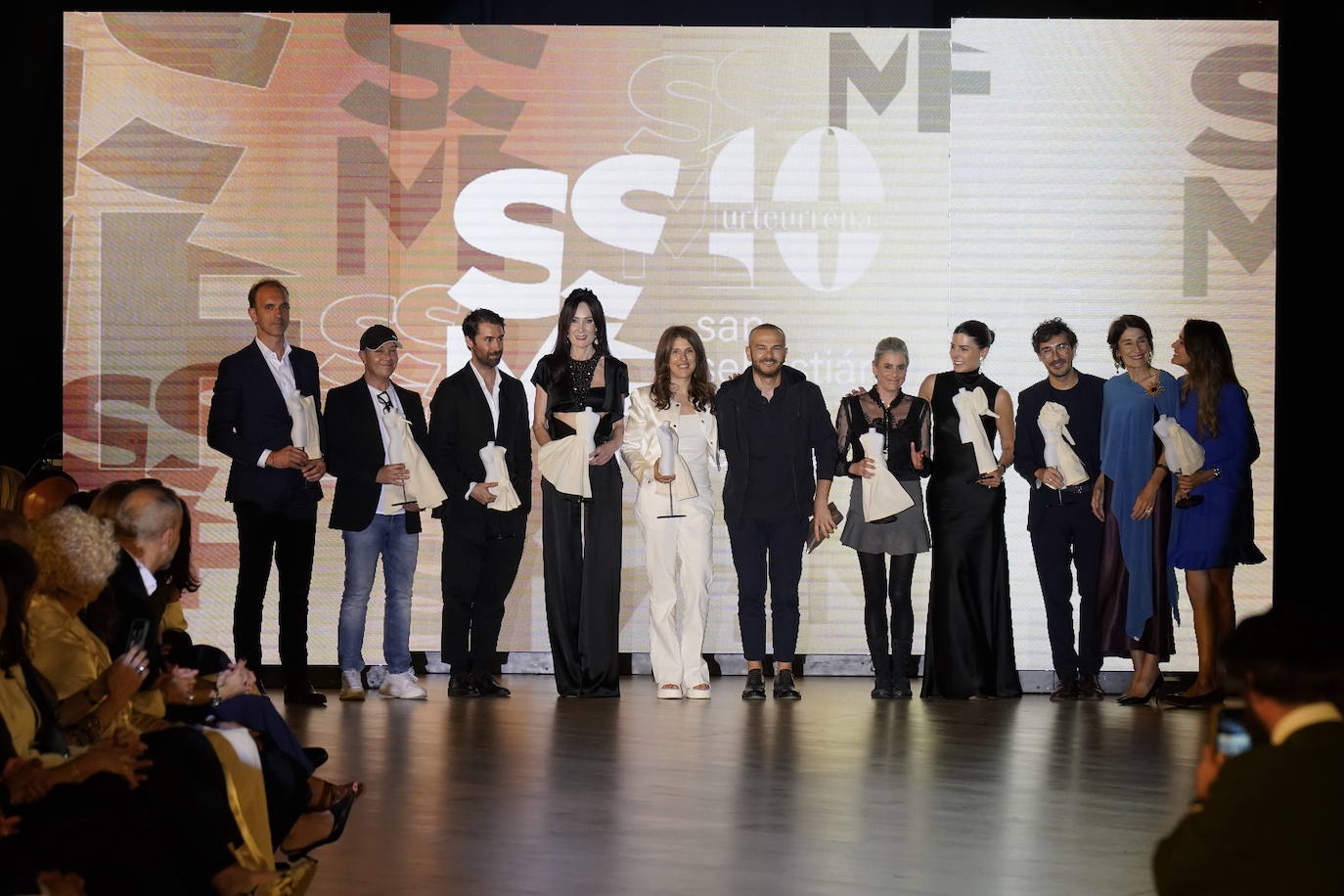 Diez estrellas deslumbran en Balenciaga