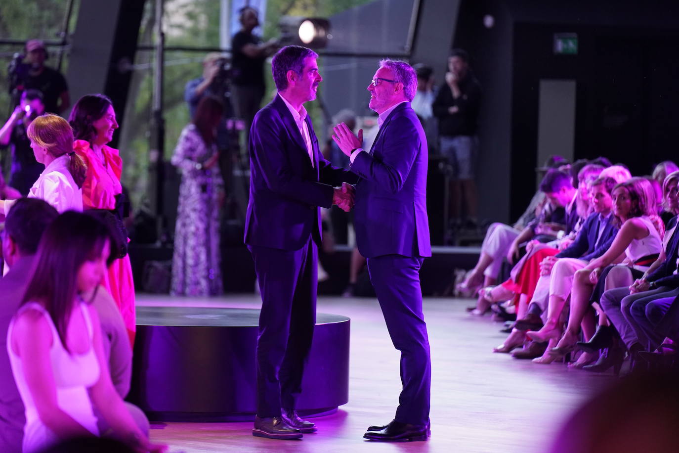 Diez estrellas deslumbran en Balenciaga