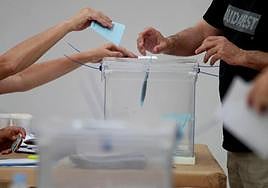 Un ciudadanos ejerce su derechoa voto.