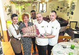 El equipo del Felix Manso Ibarla, con una hermosa pieza de chuletas en su reconocido restaurante.