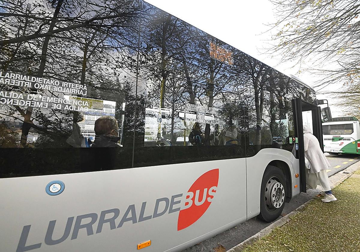 Un autobús de Lurraldebus coge viajeros.