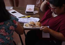 Aprovechando un descanso en la mesa electoral para comer.