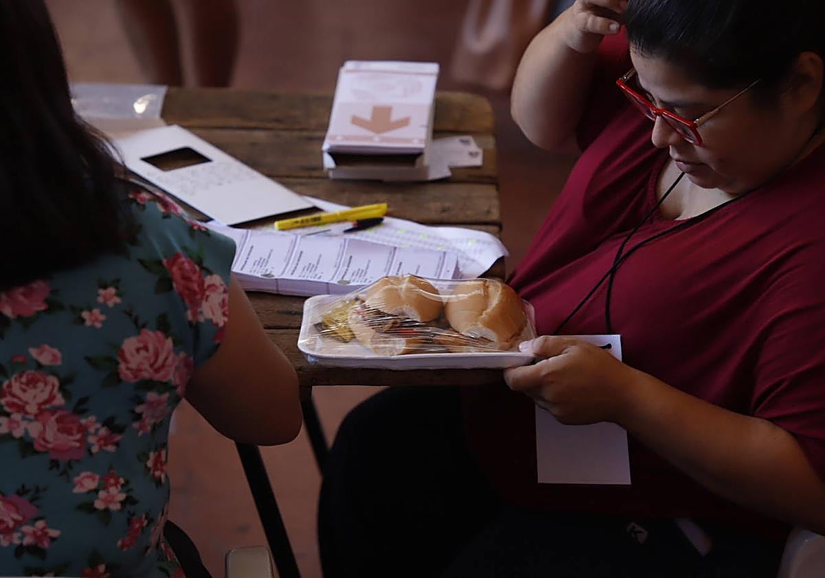 Aprovechando un descanso en la mesa electoral para comer.