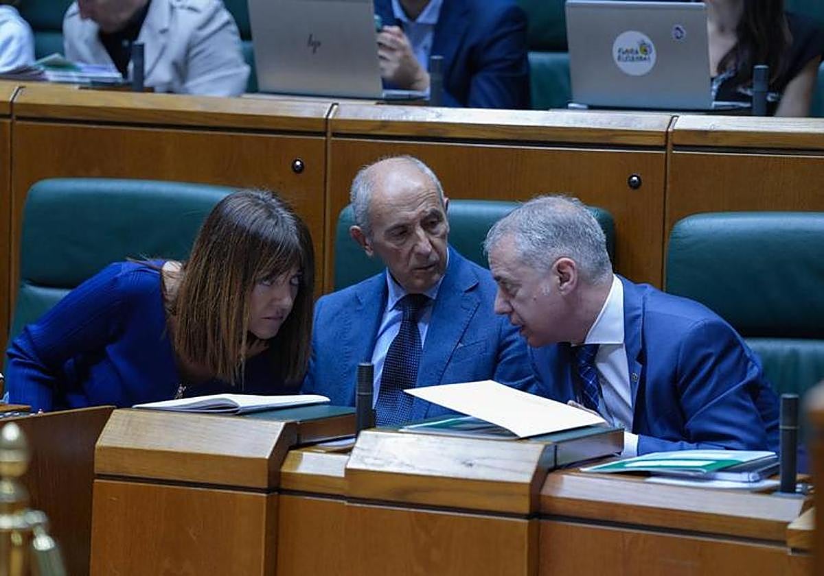 Idoia Mendia, Josu Erkoreka e Iñigo Urkullu, en el pleno de este jueves del Parlamento.