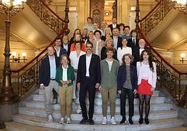 La corporación municipal posó este jueves en la escalera principal del Ayuntamiento una vez finalizado el Pleno.