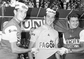 29 de junio de 1967. Gimondi y Poulidor felicitan a Errandonea tras conquistar el maillot amarillo del Tour.