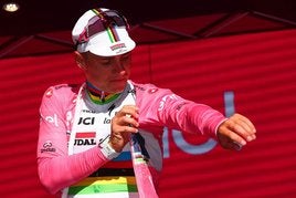 Remco Evenepoel escondió bajo la maglia rosa el maillot arcoíris. ¿Volverá a verse en este Giro?