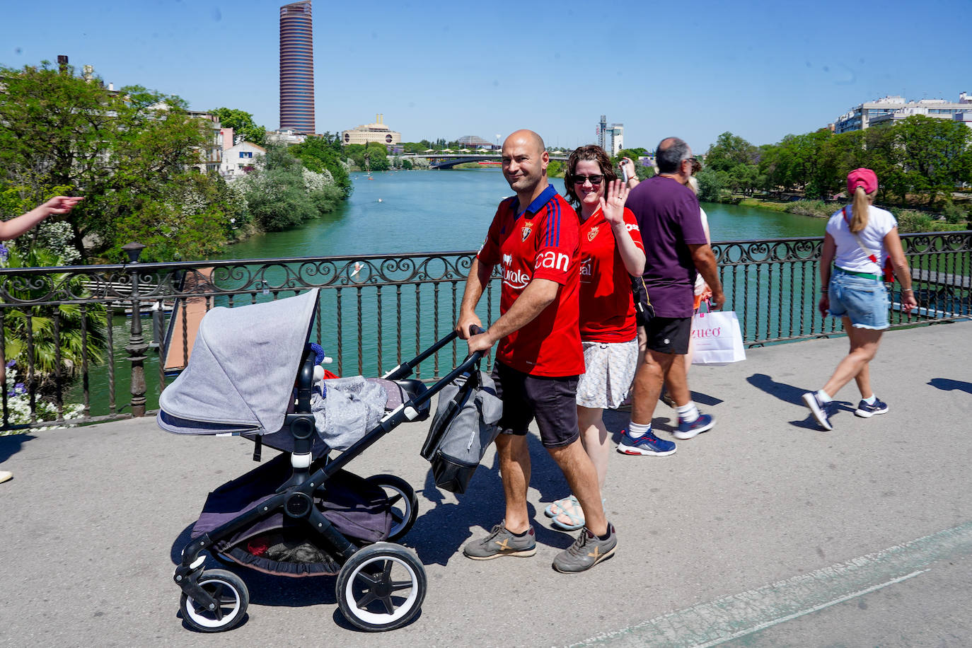La afición de Osasuna toma Sevilla