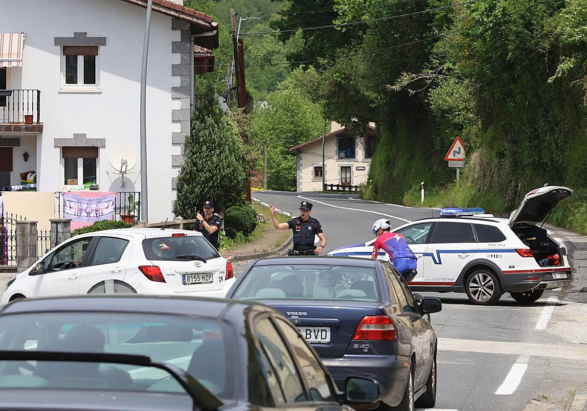 La Ertzaintza regula el tráfico en la zona próxima al accidente de la N-634 en Orio.