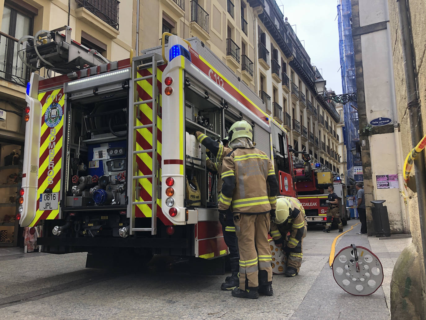 Los bomberos intervienen en la Parte Vieja de Donostia tras una pequeña explosión en una vivienda