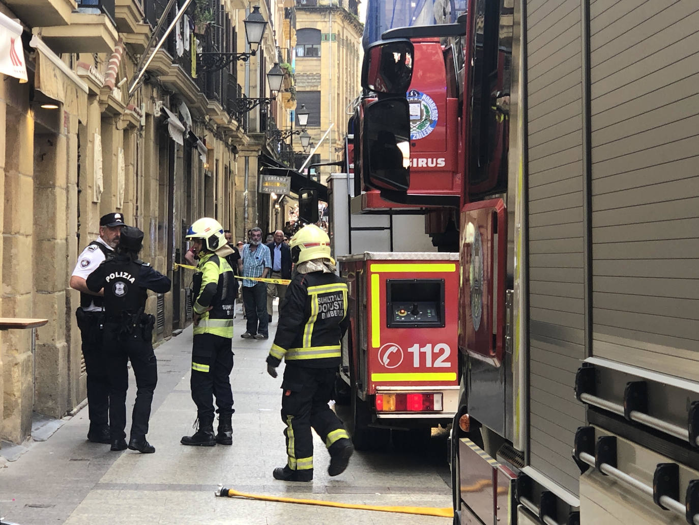 Los bomberos intervienen en la Parte Vieja de Donostia tras una pequeña explosión en una vivienda