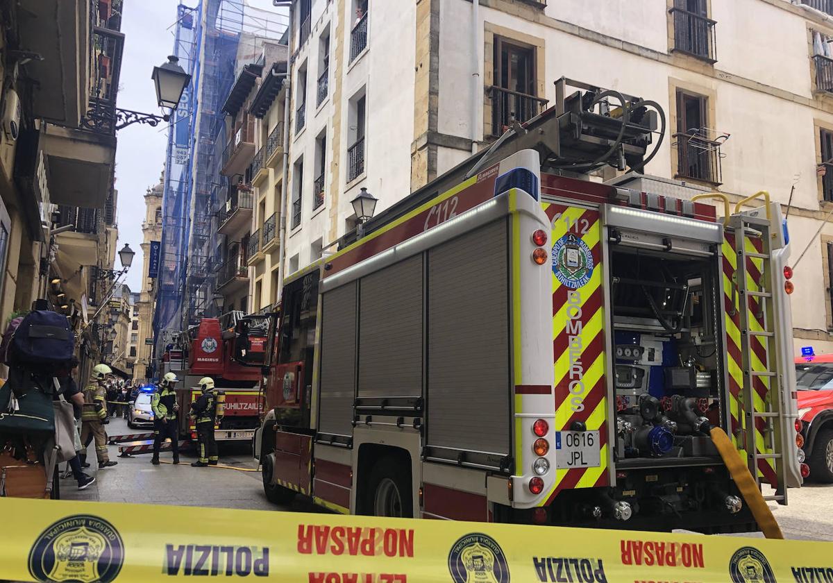 Los bomberos intervienen en la Parte Vieja de Donostia tras una pequeña explosión en una vivienda