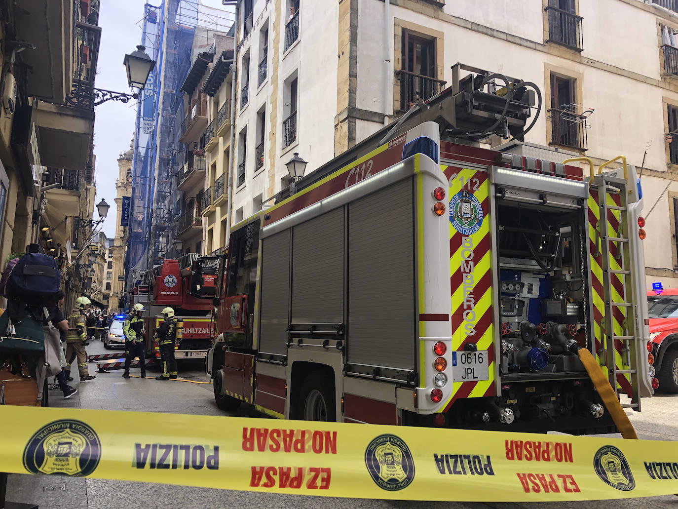 Los bomberos intervienen en la Parte Vieja de Donostia tras una pequeña explosión en una vivienda