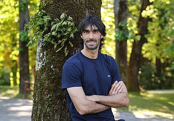 El exlateral de la Real Carlos Martínez posa sonriente en el Palacio Aiete de San Sebastián