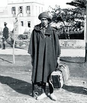 Imagen secundaria 2 - Grupo de policías y obreros de su partida, en Dar Asugaf. Fusilamiento de Gabarda, Ychtinem. Eustaquio Berriochoa, a su llegada de Melilla. 
