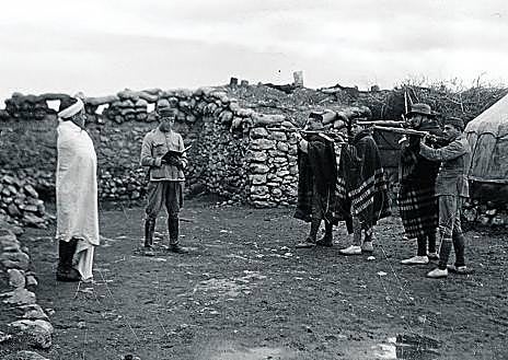 Imagen secundaria 1 - Grupo de policías y obreros de su partida, en Dar Asugaf. Fusilamiento de Gabarda, Ychtinem. Eustaquio Berriochoa, a su llegada de Melilla. 