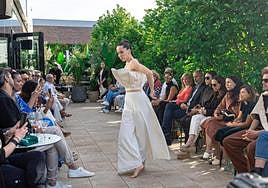 Marina Eskisabel baila entre el público en la terraza de Garbera.