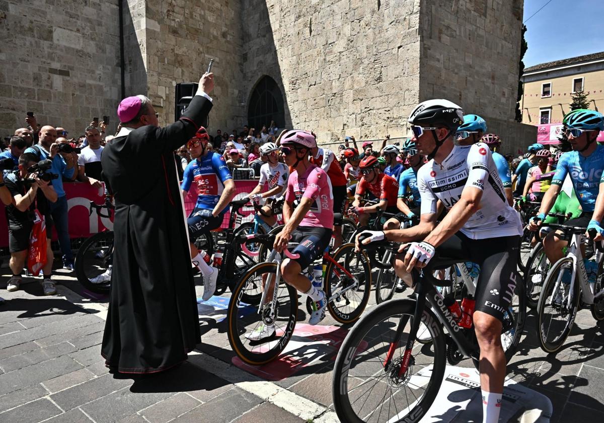 El obispo de Teramo, Lorenzo Leuzzi, bendice al pelotón en la salida.