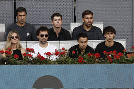 Aritz Aranburu y Miguel Bernardeau, en la parte superior derecha, han disfrutado del partido de Alcaraz en el Mutua Madrid Open.