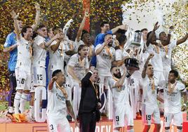 El capitán del Real Madrid, Karim Benzema, levanta junto a sus compañeros y al técnico Ancelotti la Copa del Rey.