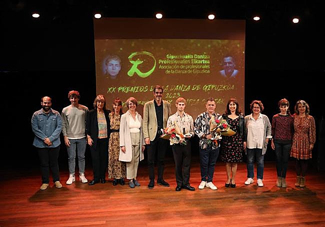Premiados y representantes institucionales en el acto.