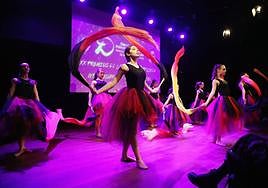Alumnas de la Escuela de Danza Leire Hathor, durante la interpretación de la pieza 'Wars of Faith', ayer en el escenario del Victoria Eugenia.