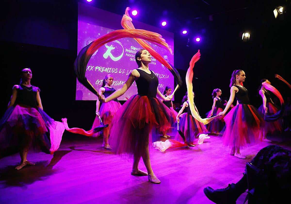 Alumnas de la Escuela de Danza Leire Hathor, durante la interpretación de la pieza 'Wars of Faith', ayer en el escenario del Victoria Eugenia.