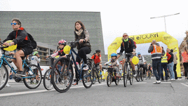 El pelotón popular de Bizi Tour cruza el arco instalado en la avenida de Zurriola.
