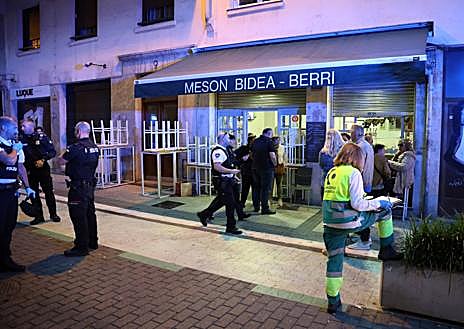 Imagen secundaria 1 - Sanitarios y ertzainas atienden a varias personas de la terraza y a un perro, abajo a la derecha. Ertzaintza y Guardia Municipal en la calle Carquizano de San Sebastián.