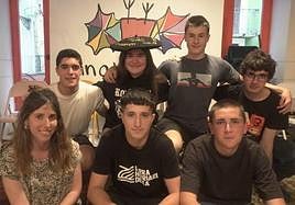 Kattin Madariaga txapelarekin, kantuan aritu ziren beste sei bertsolariekin batera.