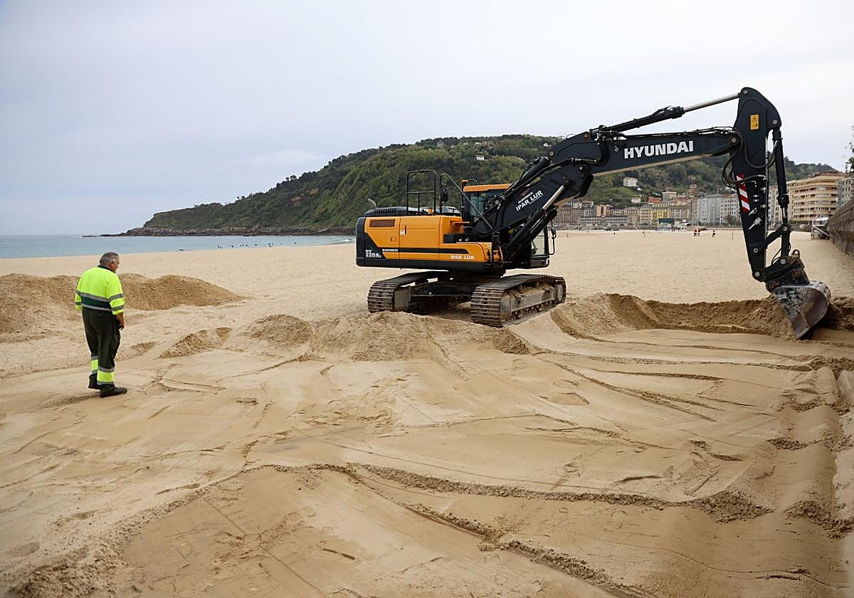 Los movimientos de arena comenzaron este lunes por la mañana en la playa de Zurriola, justo delante del cubo grande del Kursaal.