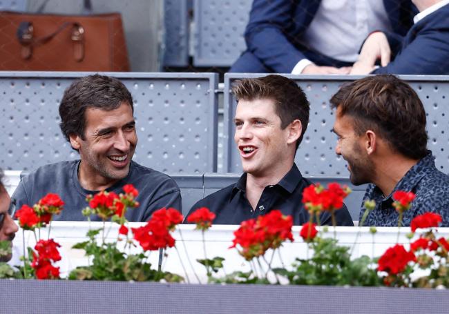 Raúl González, Miguel Bernardeau y Aritz Aranburu conversan sonrientes en el palco de la Caja Mágica.