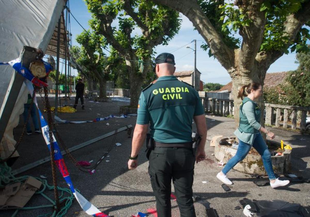 Guardias civiles frente al recinto de las fiestas de la parroquia de San Miguel de Deiro, en Vilanova de Arousa, Pontevedra, Galicia, donde dieciocho personas han resultado heridas.