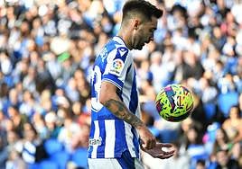 Brais Méndez juega con el balón.